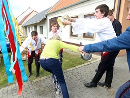 Za odmnu chasníci polili eny vodou.