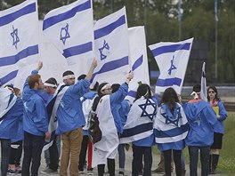 Mladí lidé z Izraele a dalích zemí pochodují v tichosti mezi dvma hlavními...
