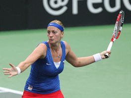 FORHEND. Petra Kvitov v semifinle Fed Cupu v souboji proti Italkm. 