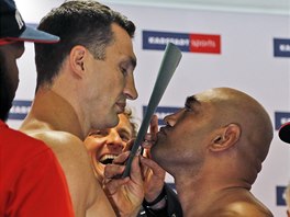 Ukrajinsk obhjce titulu Vladimir Kliko (vlevo) a australsk boxer Alex