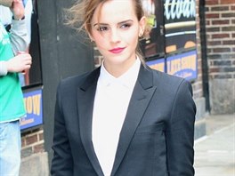 Hereka Emma Watsonov v dmskm smokingu Saint Laurent