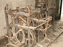 Stav vnho hodinovho stroje po nlezu ve farn stodole v Lipnku nad Bevou,...