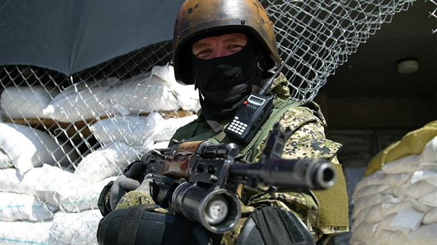 Prorusk ozbrojenec ped obsazenmi budovami ve Slavjansku (21. dubna 2014)