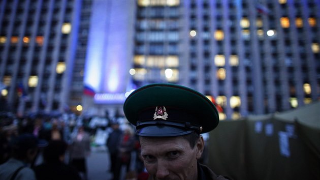 Stoupenci Ruska se vesel ped obsazenmi budovami mstn sprvy v Doncku (21. dubna 2014)