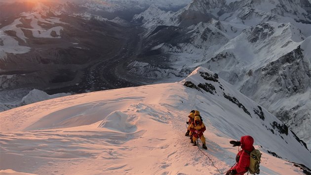 Skupina horolezc vystupuje na Mount Everest. (18. kvtna 2013)