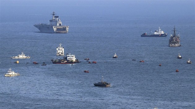 Lod korejskch zchran na mst, kde se potopil trajekt Sewol (24. dubna 2014)