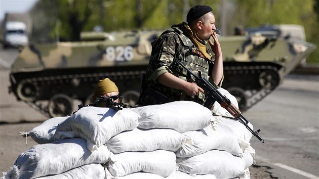 Pslunci ukrajinskch bezpenostnch sil hldkuj u Slavjansku (25. dubna...