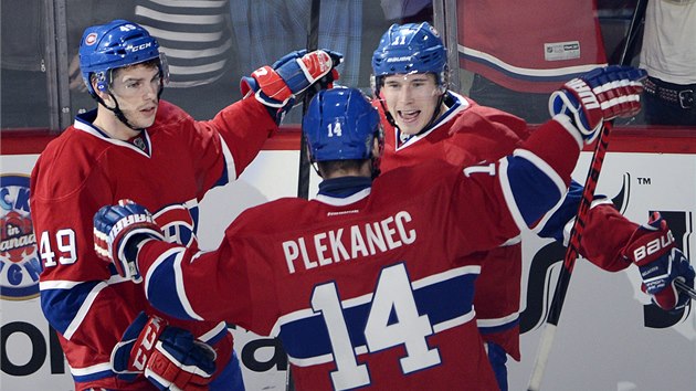 Hokejist Montrealu Brendan Gallagher (vpravo), Tom Plekanec a Michael Bournival (49) se raduj z glu proti Tamp.