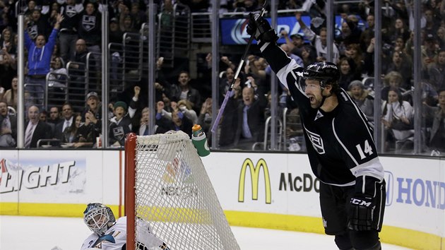  Justin Williams z Los Angeles a jeho oslavn gesto pot, co pekonal Antiho Niemiho v brance San Jose. 