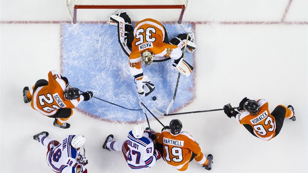 Puk chyt brank Philadelphie Steve Mason, ktermu pomhaj Luke Schenn , Scott Hartnell a Jakub Vorek.