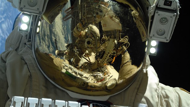 Kosmonauti Oleg Kotov a Sergej Rjazanskij sv fotky z mezinrodn orbitln stanice ISS vystav od ptho tdne ve foyer Csaskch lzn v Teplicch.