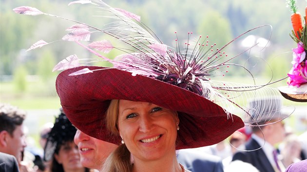 Setkn evropsk lechty v Karlovch Varech. Jednm z vrchol dostihovho programu byla sout o nejatraktivnj dmsk klobouk.