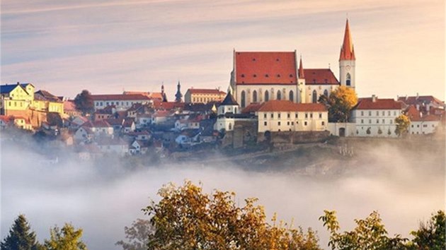 Pohled na kostel sv. Mikule a historick centrum Znojma z jihu pes dol eky Dyje