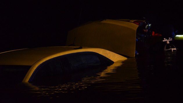 Taxikovo auto skonilo ve Vltav asi deset metr od behu (22.4.2014)