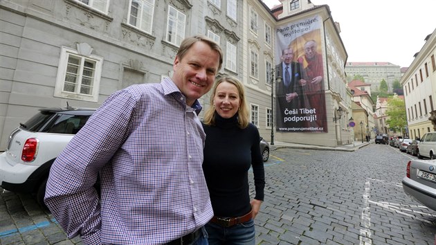 Martin Bursk a Kateina Jacques vyvsili ve Snmovn ulici bilboard na podporu Tibetu (29.4.2014)