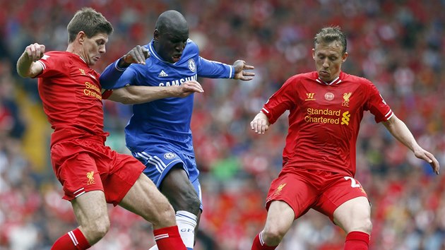 PROJDU? Demba Ba, tonk Chelsea, se sna prosmknout mezi Stevenem Gerrardem (vlevo) a Lucasem Leivou z Liverpoolu.
