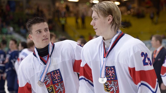 etí hokejisté Michael paek (vlevo) a Filip Chlapík po prohraném finále