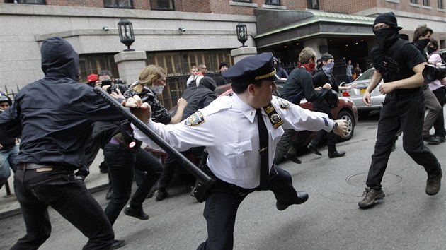 Jednm ze snmk, kter skonil na Twitteru, je i zsah policie proti aktivistm z uskupen Occupy Wall Street. Fotografie pochz z 1. kvtna 2012.