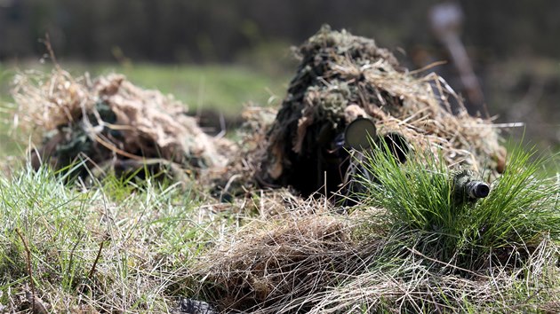 Pslunci jednotek, kter str Prask hrad i zmek v Lnech si pi stedenm cvien novou zbra pochvalovali(23. dubna)