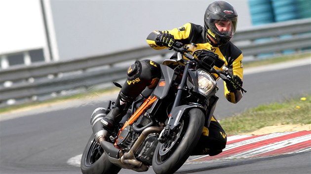 Na okruhu doke Super Duke konkurovat i supersportovnm motorkm.