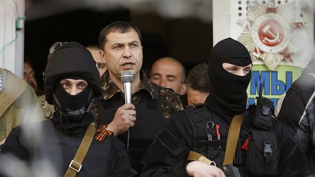 Samozvan guberntor vchodoukrajinskho regionu Luhansk Valerij Bolotov hovo k proruskm stoupencm, kte se shromdili ped obsazenm sdlem tajn sluby SBU (25. dubna 2014).