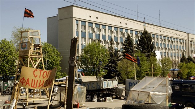 Sdlo ukrajinsk tajn sluby SBU v Luhansku na vchod zem obsadili prorut ozbrojenci potkem dubna a zabarikdovali se v nm (26. dubna 2014).