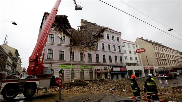 Hasii zasahuj ped budovou v centru Vdn, jej st se ztila kvli explozi (26. dubna 2014).