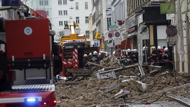 Exploze v jednom z dom na vdesk Mariahilfer Strasse zdemolovala stechu a dv patra. Sutiny zasypaly ulici (26. dubna 2014).