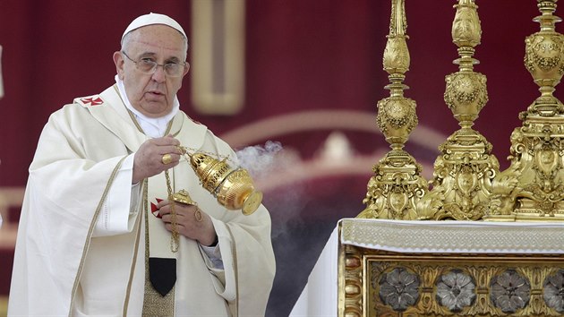 adujc hlava katolick crkve pape Frantiek bhem slavnostnho obadu svatoeen dvou svch pedchdc (27. dubna 2014).