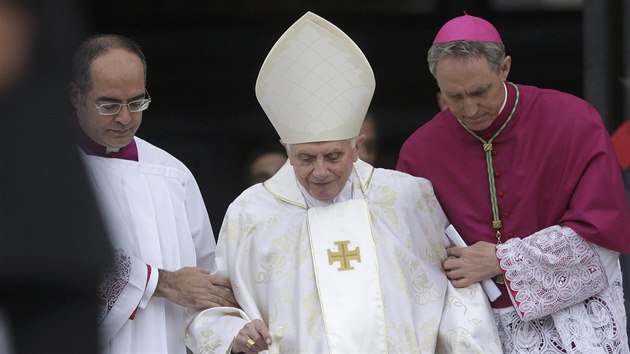 Emeritn pape Benedikt XVI. pichz na ceremonii na Svatopetrskm nmst (27. dubna 2014).