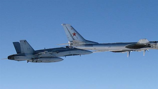 Rusk bombardr Tu-95 pod dozorem sthaky F/A-18 kanadskch vzdunch sil.