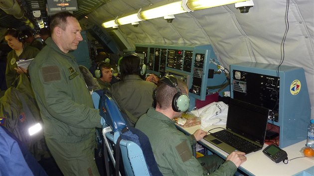 Velitel tmu eskch vojenskch specialist Vladimr upk (stojc) na palub americkho letounu OC-135B bhem pozorovacho letu nad Ruskem