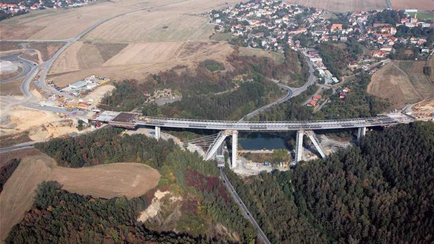 Most pes Lochkovské údolí bude oteven v záí 2010.