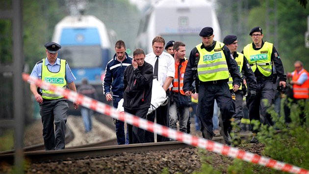 Zamstnanci pohebn sluby odn v doprovodu policist tlo Ivety Bartoov. (29. dubna 2014)