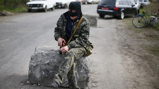 Prorusk radikl u kontrolnho stanovit pobl ukrajinskho Slavjansku, kde se v noci na nedli odehrl ozbrojen tok (20. dubna 2014).