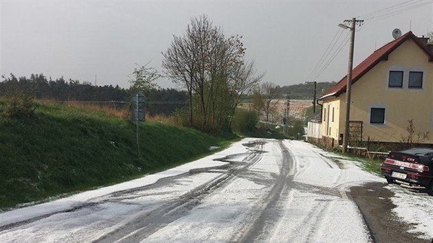 Bouka s kroupami dila na Strakonicku. V Kapsov Lhot vypadala silnice jako po snen.