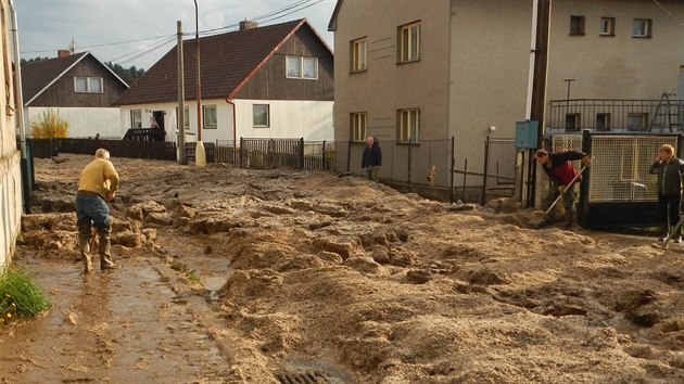 Strakonickou ulici Pohranin stre zaplavilo bahno do vky a 80 centimetr. Hasim zde pomhali i pracovnci Technickch slueb msta Strakonice.