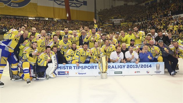 MISTI. Hokejisté Zlína se fotí s Masarykovým pohárem pro extraligové ampiony.
