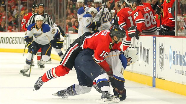 ECH NA KOLENOU. Marcus Kruger (16) takto srazil k ledu centra St. Louis Blues Vladimra Sobotku (17).