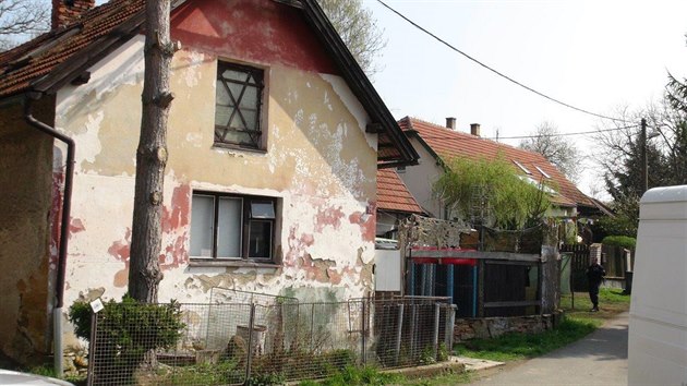 Policie zasahuje v dom v Chotyi na Kolnsku, kde tveice v ele s kytaristou kapely Plexis vyrbla drogy.