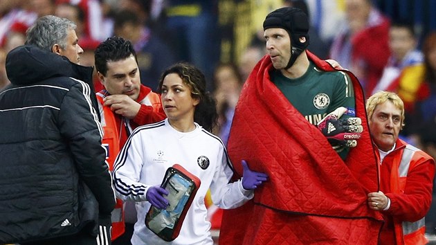 FE, NEJDE TO. esk glman Petr ech z Chelsea opout kvli zrann semifinle Ligy mistr na Atltiku Madrid. Vlevo trenr Jos Mourinho.