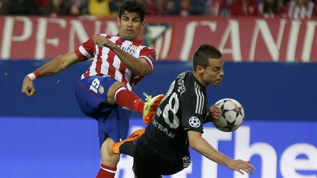 Diego Costa z Atltika Madrid stl, Cesar Azpilicueta z Chelsea jeho rnu blokuje. Stalo se v semifinle Ligy mistr.