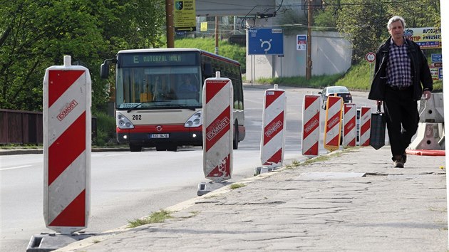 Pes Prask most nahradily trolejbusy na lince E autobusy.