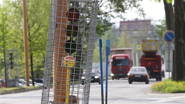 Dv nov svteln kiovatky d dopravu v Jihlav. Semafory jsou sice provizorn, ale nebt jich, tak by doprava u mlkren a na kiovatce ve Starch Horch kolabovala.