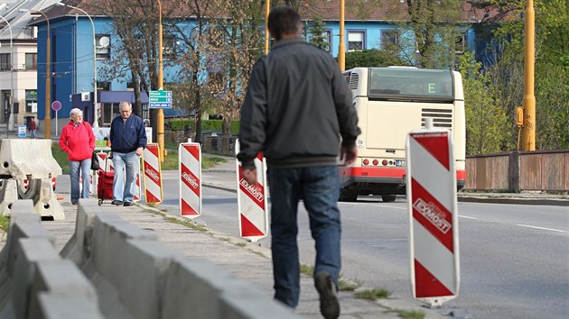 Pro chodce a dopravu MHD zstane zatm Prask most oteven.