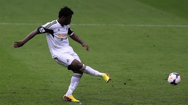 STELEC. Bval sparansk fotbalista Wilfried Bony promuje penaltu v anglick lize. Swansea i dky jeho zsahm porazila Aston Villu 4:1.