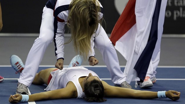 Vyerpan francouzsk tenistka Caroline Garciaov v  bari Fed Cupu proti USA, nad n se skln jej tmov kolegyn Aliz Cornetov. 