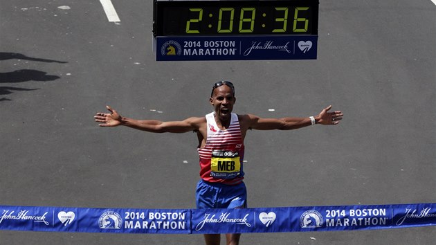 Amerian Meb Keflezighi vtz v Bostonskm maratonu. 