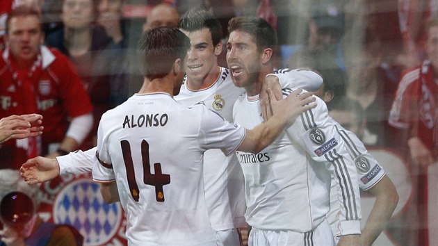 Fotbalist Realu Madrid se raduj ze vstelenho glu. Vpravo autor branky Sergio Ramos.