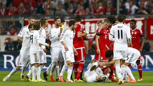 Obrnce Dante z Bayernu Mnichov tvrd fauloval Cristiana Ronalda z Realu Madrid (na zemi), co vyvolalo na hiti velk vn.